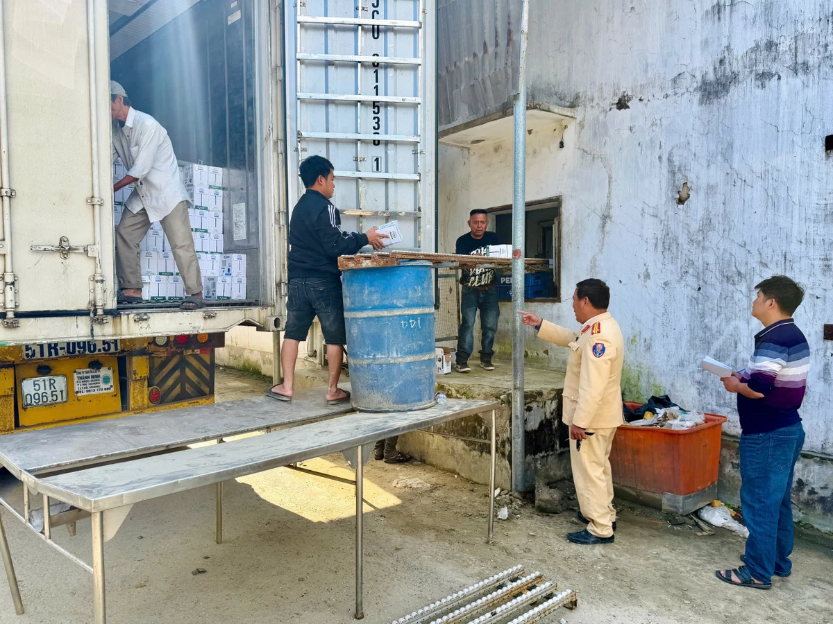 CSGT Huế phát hiện xe đầu kéo chở 10 tấn hàng hóa không có hóa đơn
