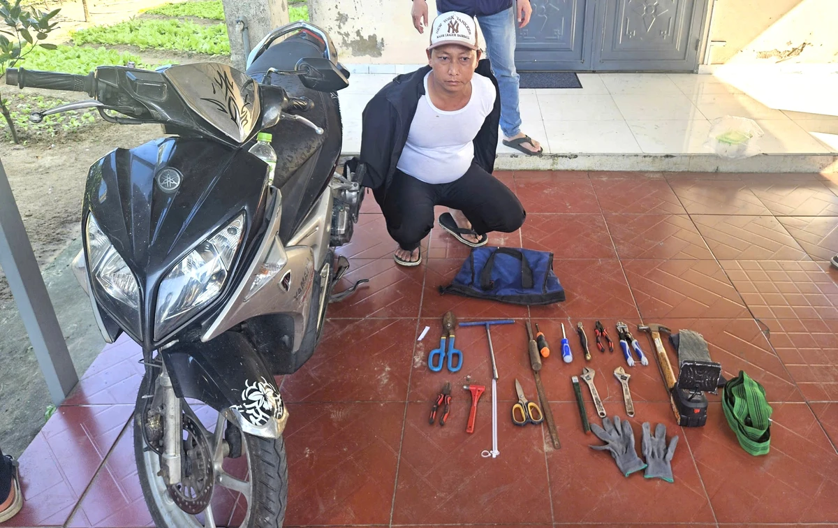 Gã ‘đạo chích’ cầm búa đập bể cửa kính, đột nhập công ty cuỗm tài sản