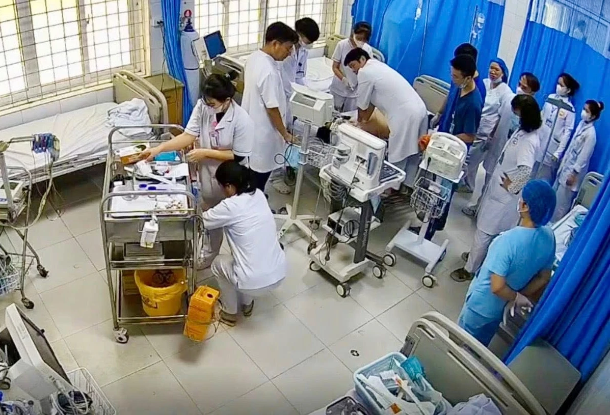 Ép tim gần 50 phút cứu sống nam sinh ngừng tim giữa giờ học