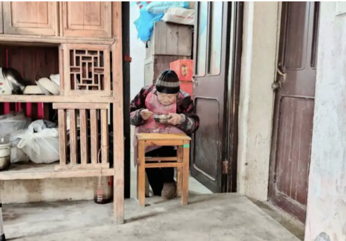 Chế độ ăn ngủ ‘độc lạ’ của cụ bà 50 năm không vào viện